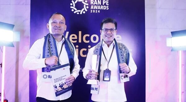 Bandung - Bupati Bandung Dadang Supriatna (Kang DS) menerima penghargaan RAN PE Award 2024. Penghargaan ini diberikan langsung oleh Wakil Presiden (Wapres) RI, Ma'ruf Amin kepada Kang DS. Hal ini diberikan atas komitmen dan inisiatifnya dalam pelaksanaan Rencana Aksi Nasional Pencegahan dan Penanggulangan Ekstremisme Berbasis Kekerasan yang Mengarah pada Terorisme (RAN PE). Ma'ruf Amin menyatakan sepanjang tahun 2023 tidak ada aksi terorisme dan membuat skor Indonesia menjadi naik, yang tadinya di urutan ke-31, sekarang menjadi urutan ke-24 dalam laporan Global Terrorism Index 2024. "Karena itu sebagai akhir dari RAN PE 2024 periode pertama menghasilkan hasil yang luar biasa dan saya menyampaikan penghargaan setinggi-tingginya," kata Ma'ruf, dalam keterangan tertulis, Senin (19/8/2024). Dalam pencegahan dan penanggulangan ekstrimisme berbasis kekerasan yang mengarah pada terorisme tahun 2024, kata Ma'ruf, kita dapat menyaksikan berbagai capaian positif selama periode pertama RAN PE in berlangsung. "Serangan terorisme terus menunjukkan penurunan. Bahkan pada tahun 2023 tidak terjadi serangan terorisme sama sekali," kata Ma'ruf. Selain itu dalam laporan Global Terrorism Index 2024, Indonesia mencatatkan penurunan angka kematian akibat serangan terorisme menjadi 22%. "Capaian ini adalah bukti nyata dari efektivitas kolaborasi seluruh pemangku kepentingan dalam melawan ekstrimisme dan memberikan harapan besar bagi kesuksesan pencegahan dan penanggulangan berbasis kekerasan di Indonesia di periode berikutnya," kata Ma'ruf. Selain itu, Ma'ruf menambahkan penguatan kesiapsiagaan pemerintah daerah dalam memberikan jaminan perlindungan dan rasa aman melalui penyusunan RAN PE juga harus menjadi prioritas utama. Ma'ruf berpesan agar dukungan pemerintah daerah untuk berperan lebih aktif dalam melaksanakan aksi RAN PE. Sebab, pemerintah daerah memiliki pemahaman mendalam tentang kondisi sosial budaya dan dinamika lokal, sehingga keterlibatan daerah penting untuk mendapatkan respon yang lebih cepat dan tepat terhadap ancaman terorisme. "Saya ucapkan selamat kepada seluruh penerima penghargaan RAN PE 2024 ini, yang sudah berkomitmen berkontribusi dan secara konsisten melaksanakan upaya-upaya pencegahan dan penanggulangan ekstrimisme di Indonesia," ucap Ma'ruf. Ma'ruf berharap pemberian penghargaan ini dapat menjadi motivasi bagi seluruh pihak untuk memberikan upaya terbaik dalam mencegah dan menanggulangi ekstrimisme berbasis kekerasan yang mengarah pada terorisme di negara yang kita cintai. Sementara Bupati Bandung Kang DS mengucapkan terima kasih kepada Wapres RI dan BNPT atas penghargaan tersebut. "Alhamdulillah kita mendapatkan penghargaan langsung dari Bapak Wakil Presiden dalam penganugerahan penghargaan RAN PE Awards 2024 untuk Kategori Inisiator dan Berkomitmen dalam pelaksanaan RAN PE," kata Kang DS. Dalam kesempatan tersebut, ia didampingi Kepala Badan Kesbangpol Kabupaten Bandung Bambang Sukmawijaya. Sebagai bentuk komitmen terhadap RAN PE itu, imbuh bupati, Pemkab Bandung telah menyusun Peraturan Bupati dan regulasi lainnya. "Juga melakukan pembinaan dan menjalin kerjasama dengan para mantan radikalisme. Jadi, dalam hal ini kita rangkul dan bina maupun mengadakan kegiatan positif, akhirnya dari beberapa mantan anggota NII sudah cabut baiat dan kembali ke NKRI," pungkasnya.