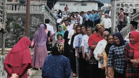 Tradisi Turun Temurun, Warga Thekelan Berbondong-bondong Datangi Gereja untuk Ucapkan Natal