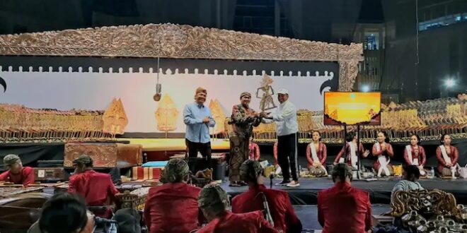 Unesa dan Bakesbangpol Jatim Gunakan Wayang Kulit untuk Tanamkan Nilai Kebangsaan pada Gen Z