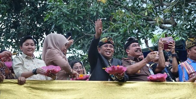 Pesan Damai dari Lingsar: Perang Topat Jadi Panggung Harmoni Umat Beragama