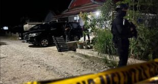 PALU — Detasemen Khusus (Densus) 88 Antiteror Polri berhasil mengamankan delapan orang terduga teroris anggota jaringan Jamaah Anshoru Daulah (JAD) afiliasi Islamic State of Iraq and Syria (ISIS) di Poso dan Parigi Moutong, Sulawesi Tengah, pada Rabu (6/5/2026) dini hari. Juru Bicara Densus 88 AT Polri, Kombes Pol Mayndra Eka Wardhana, merinci bahwa operasi yang berlangsung antara pukul 01.30 hingga 03.30 WITA tersebut dibagi ke dalam dua wilayah penindakan. Empat terduga berinisial R (32), AT (29), RP (32), dan ZA (37) diringkus di Kabupaten Poso. Sementara empat orang lainnya, yakni A (43), A (46), S (47), dan DP (39), ditangkap di Kabupaten Parigi Moutong. “Densus 88 AT Polri telah melakukan kegiatan penegakan hukum terhadap delapan orang jaringan Jamaah Anshoru Daulah yang terafiliasi kepada jaringan global ISIS di wilayah Provinsi Sulawesi Tengah,” jelas Kombes Pol Mayndra Eka Wardhana, Rabu (6/5/2026). Berdasarkan hasil penyidikan awal, kepolisian mengendus bahwa jaringan ini secara aktif meracuni ruang digital dengan mengunggah dan mendistribusikan konten-konten visual maupun tulisan yang sarat dengan doktrin radikalisme. Kepala Dusun I Desa Tomoli Utara, Kecamatan Toribulu, Jufri Haruji, mengungkapkan bahwa warganya terkejut lantaran salah satu terduga yang diamankan selama ini dikenal sebagai penjual buah biasa. Tidak ada gelagat mencurigakan yang ditunjukkan pelaku dalam interaksi sosial kemasyarakatannya. Saat ini, penyidik masih terus melakukan pendalaman intensif untuk membongkar tuntas rencana dan aktivitas jaringan JAD tersebut.