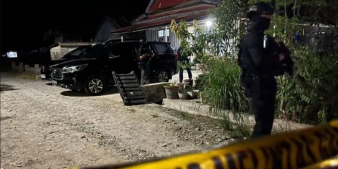 PALU — Detasemen Khusus (Densus) 88 Antiteror Polri berhasil mengamankan delapan orang terduga teroris anggota jaringan Jamaah Anshoru Daulah (JAD) afiliasi Islamic State of Iraq and Syria (ISIS) di Poso dan Parigi Moutong, Sulawesi Tengah, pada Rabu (6/5/2026) dini hari. Juru Bicara Densus 88 AT Polri, Kombes Pol Mayndra Eka Wardhana, merinci bahwa operasi yang berlangsung antara pukul 01.30 hingga 03.30 WITA tersebut dibagi ke dalam dua wilayah penindakan. Empat terduga berinisial R (32), AT (29), RP (32), dan ZA (37) diringkus di Kabupaten Poso. Sementara empat orang lainnya, yakni A (43), A (46), S (47), dan DP (39), ditangkap di Kabupaten Parigi Moutong. “Densus 88 AT Polri telah melakukan kegiatan penegakan hukum terhadap delapan orang jaringan Jamaah Anshoru Daulah yang terafiliasi kepada jaringan global ISIS di wilayah Provinsi Sulawesi Tengah,” jelas Kombes Pol Mayndra Eka Wardhana, Rabu (6/5/2026). Berdasarkan hasil penyidikan awal, kepolisian mengendus bahwa jaringan ini secara aktif meracuni ruang digital dengan mengunggah dan mendistribusikan konten-konten visual maupun tulisan yang sarat dengan doktrin radikalisme. Kepala Dusun I Desa Tomoli Utara, Kecamatan Toribulu, Jufri Haruji, mengungkapkan bahwa warganya terkejut lantaran salah satu terduga yang diamankan selama ini dikenal sebagai penjual buah biasa. Tidak ada gelagat mencurigakan yang ditunjukkan pelaku dalam interaksi sosial kemasyarakatannya. Saat ini, penyidik masih terus melakukan pendalaman intensif untuk membongkar tuntas rencana dan aktivitas jaringan JAD tersebut.