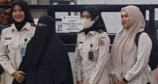 JAKARTA — Narapidana kasus tindak pidana terorisme, Istiana, resmi menghirup udara bebas setelah menyelesaikan masa hukuman enam tahun penjara di Lembaga Pemasyarakatan Perempuan Kelas IIA Jakarta, Pondok Bambu, Jakarta Timur, Rabu (24/6/2026). Pembebasan dilakukan sesuai ketentuan Undang-Undang Nomor 22 Tahun 2022 tentang Pemasyarakatan yang mengatur bahwa narapidana wajib dibebaskan setelah menjalani masa pidana secara penuh. Proses pembebasan berlangsung di bawah pengamanan aparat gabungan yang terdiri dari personel Polres Metro Jakarta Timur, Densus 88 Antiteror, dan unsur TNI. Pengamanan dilakukan untuk memastikan seluruh rangkaian kegiatan berjalan aman dan sesuai prosedur. Berdasarkan putusan Pengadilan Negeri Jakarta Timur Nomor 115/PID.SUS/2021/PN JKT.TIM tertanggal 19 Mei 2021, Istiana divonis enam tahun penjara dalam perkara tindak pidana terorisme. Ia telah menjalani masa tahanan sejak 24 Juni 2020. Menurut data aparat penegak hukum, Istiana terlibat dalam jaringan yang melakukan penyerangan terhadap Wakapolres Karanganyar, Jawa Tengah, pada Juni 2020. Dalam perkara tersebut, ia disebut berperan mengumpulkan anggota kelompok serta menyediakan kendaraan roda dua yang digunakan dalam aksi penyerangan. Tahapan pembebasan diawali dengan penyelesaian administrasi di dalam lapas. Setelah seluruh dokumen dinyatakan lengkap, pihak Lapas Perempuan Kelas IIA Jakarta menyerahkan Istiana kepada petugas Densus 88 Antiteror untuk proses pendampingan lanjutan. Selanjutnya, Istiana diberangkatkan menuju Stasiun Pasar Senen, Jakarta Pusat, sebelum dipulangkan ke daerah asalnya di Semarang, Jawa Tengah. Tidak tampak anggota keluarga maupun pihak lain yang menjemput saat proses pembebasan berlangsung di lingkungan lapas. Meski telah menyelesaikan masa pidananya, aparat mencatat Istiana masih berstatus "belum NKRI". Status tersebut merujuk pada narapidana terorisme yang belum menyatakan ikrar setia kepada Negara Kesatuan Republik Indonesia dalam rangkaian program deradikalisasi. Kondisi itu menjadi salah satu perhatian aparat dalam proses pemantauan pascapembebasan. Program pendampingan dan monitoring terhadap mantan narapidana terorisme dinilai penting guna mendukung proses reintegrasi sosial sekaligus mencegah potensi keterlibatan kembali dalam jaringan radikal. Aparat memastikan seluruh rangkaian pembebasan berlangsung aman, tertib, dan tanpa kendala hingga yang bersangkutan meninggalkan Jakarta untuk kembali ke kampung halamannya.