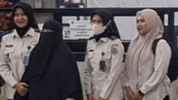 JAKARTA — Narapidana kasus tindak pidana terorisme, Istiana, resmi menghirup udara bebas setelah menyelesaikan masa hukuman enam tahun penjara di Lembaga Pemasyarakatan Perempuan Kelas IIA Jakarta, Pondok Bambu, Jakarta Timur, Rabu (24/6/2026). Pembebasan dilakukan sesuai ketentuan Undang-Undang Nomor 22 Tahun 2022 tentang Pemasyarakatan yang mengatur bahwa narapidana wajib dibebaskan setelah menjalani masa pidana secara penuh. Proses pembebasan berlangsung di bawah pengamanan aparat gabungan yang terdiri dari personel Polres Metro Jakarta Timur, Densus 88 Antiteror, dan unsur TNI. Pengamanan dilakukan untuk memastikan seluruh rangkaian kegiatan berjalan aman dan sesuai prosedur. Berdasarkan putusan Pengadilan Negeri Jakarta Timur Nomor 115/PID.SUS/2021/PN JKT.TIM tertanggal 19 Mei 2021, Istiana divonis enam tahun penjara dalam perkara tindak pidana terorisme. Ia telah menjalani masa tahanan sejak 24 Juni 2020. Menurut data aparat penegak hukum, Istiana terlibat dalam jaringan yang melakukan penyerangan terhadap Wakapolres Karanganyar, Jawa Tengah, pada Juni 2020. Dalam perkara tersebut, ia disebut berperan mengumpulkan anggota kelompok serta menyediakan kendaraan roda dua yang digunakan dalam aksi penyerangan. Tahapan pembebasan diawali dengan penyelesaian administrasi di dalam lapas. Setelah seluruh dokumen dinyatakan lengkap, pihak Lapas Perempuan Kelas IIA Jakarta menyerahkan Istiana kepada petugas Densus 88 Antiteror untuk proses pendampingan lanjutan. Selanjutnya, Istiana diberangkatkan menuju Stasiun Pasar Senen, Jakarta Pusat, sebelum dipulangkan ke daerah asalnya di Semarang, Jawa Tengah. Tidak tampak anggota keluarga maupun pihak lain yang menjemput saat proses pembebasan berlangsung di lingkungan lapas. Meski telah menyelesaikan masa pidananya, aparat mencatat Istiana masih berstatus "belum NKRI". Status tersebut merujuk pada narapidana terorisme yang belum menyatakan ikrar setia kepada Negara Kesatuan Republik Indonesia dalam rangkaian program deradikalisasi. Kondisi itu menjadi salah satu perhatian aparat dalam proses pemantauan pascapembebasan. Program pendampingan dan monitoring terhadap mantan narapidana terorisme dinilai penting guna mendukung proses reintegrasi sosial sekaligus mencegah potensi keterlibatan kembali dalam jaringan radikal. Aparat memastikan seluruh rangkaian pembebasan berlangsung aman, tertib, dan tanpa kendala hingga yang bersangkutan meninggalkan Jakarta untuk kembali ke kampung halamannya.
